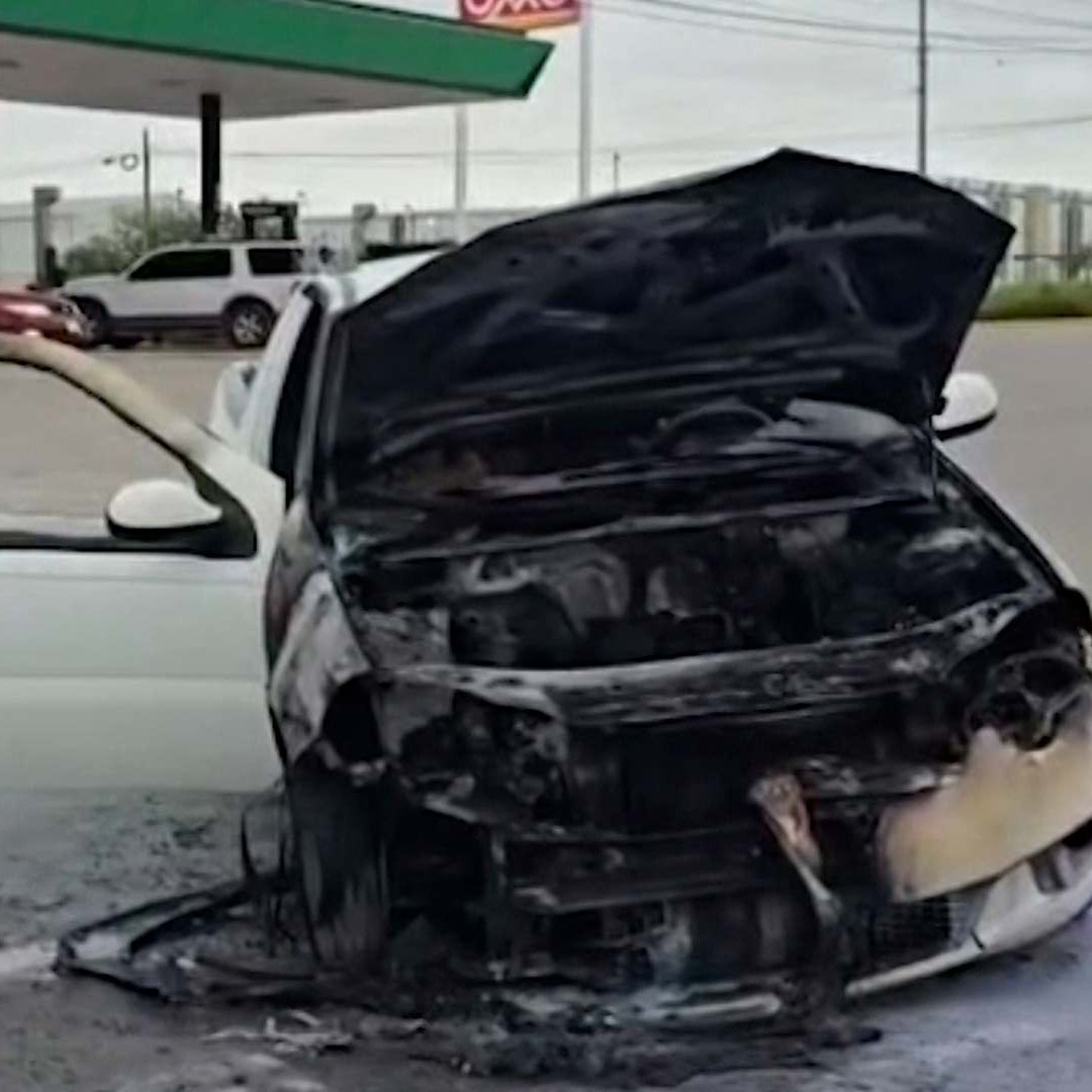 Se Incendia Camioneta Frente a Gasolinera en Piedras Negras
